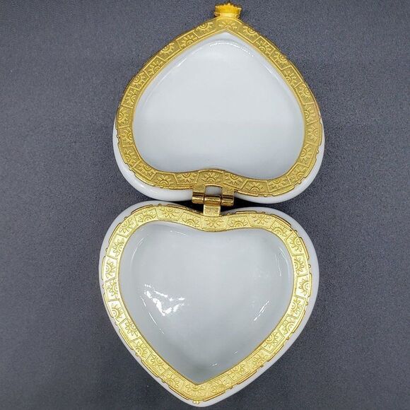 White Porcelain Vintage Cobalt Blue Floral Butterfly Gold Trim Trinket Box - Picture 4 of 12